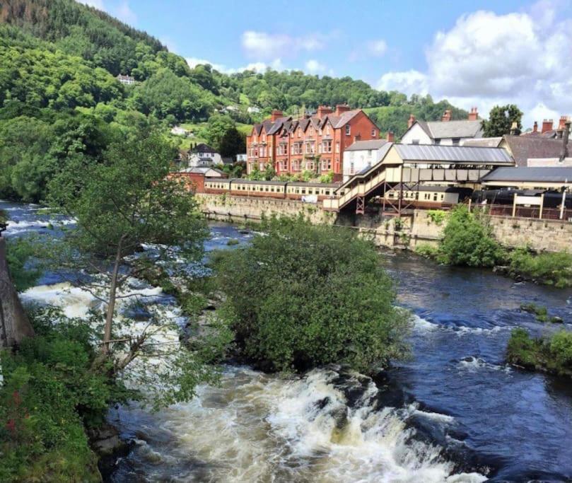 The Old Coach House Acomodação com café da manhã Llangollen Exterior foto